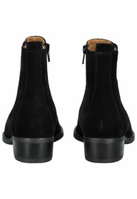 Bottines en suède noir avec une tige haute, présentant une fermeture éclair, un bout rond et un petit talon épais. Texture lisse avec des coutures visibles.