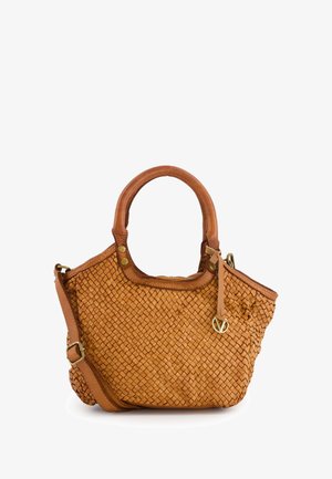 Sac en cuir tressé beige avec deux poignées et une bandoulière réglable. Doté de quincaillerie en laiton et d'un design texturé en tressage.