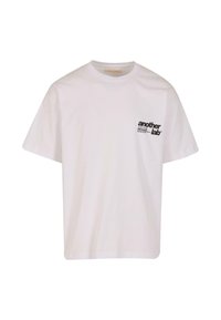 Tricou din bumbac alb cu guler rotund și mâneci scurte. Prezintă un mic logo imprimat negru în zona stângă a pieptului.