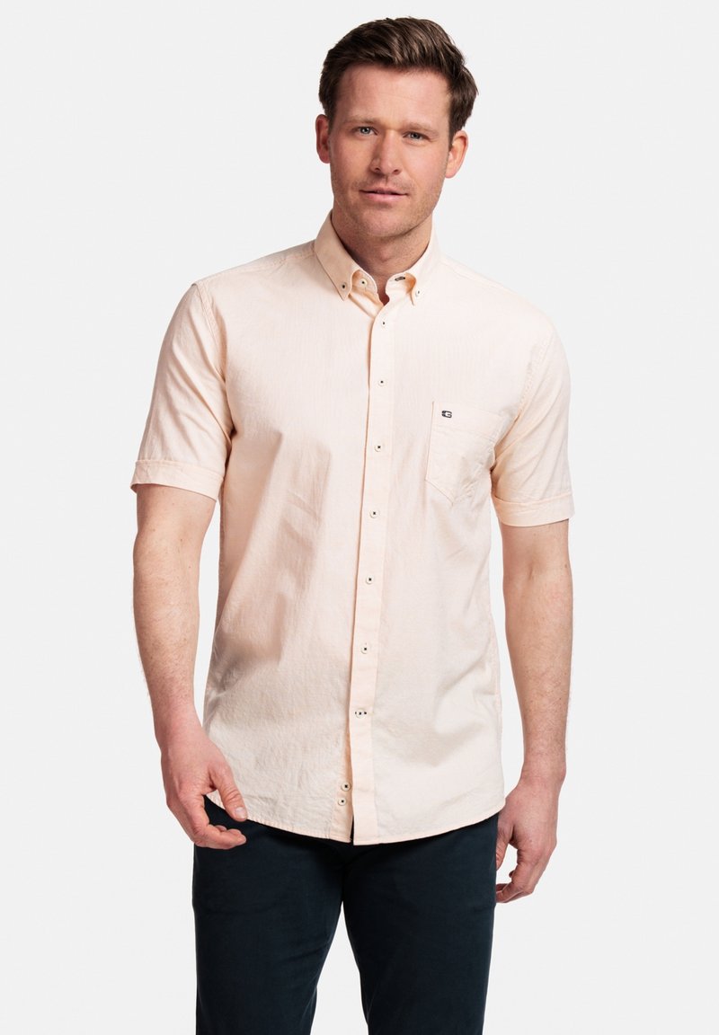 Korte mouwen, knoopsluiting shirt in licht perzikkleur, met een verbrede kraag, een voorzak en subtiele textuur.