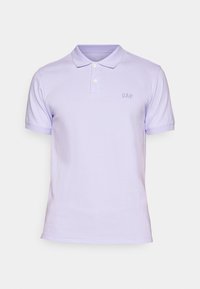 Polo à manches courtes violet clair avec deux boutons blancs et petit logo "GAP" brodé sur le côté gauche de la poitrine.