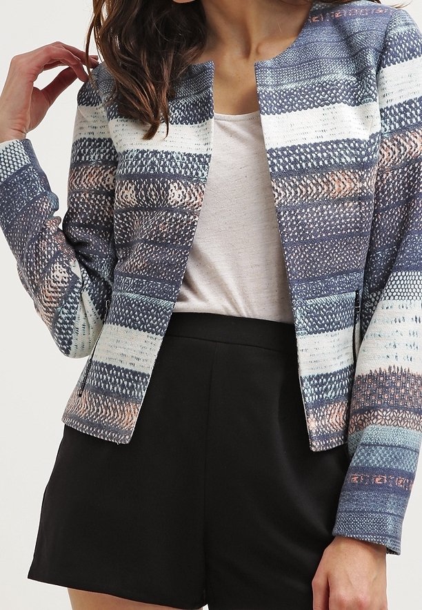 Veste tissée multicolore présentant des rayures horizontales dans des tons de bleu, blanc et cuivre ; design structuré avec un col rond et une ouverture à l'avant.