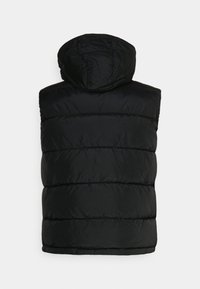 Vesta puffer neagră cu glugă, având secțiuni matlasate și o Textură netedă, rezistentă la apă. Designul este fără mâneci și are o siluetă elegantă.