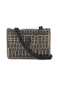 Petit sac à épaule rectangulaire noir et or à motif, avec une chaîne noire en bandoulière et un emblème de tête de lion sur le rabat avant.