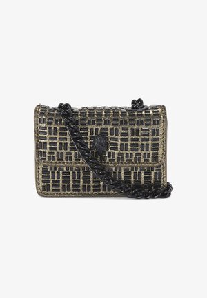 Piccola borsa a tracolla rettangolare nera e oro con un motivo elegante, dotata di una tracolla in catena nera e un emblema a forma di testa di leone sulla patta anteriore.