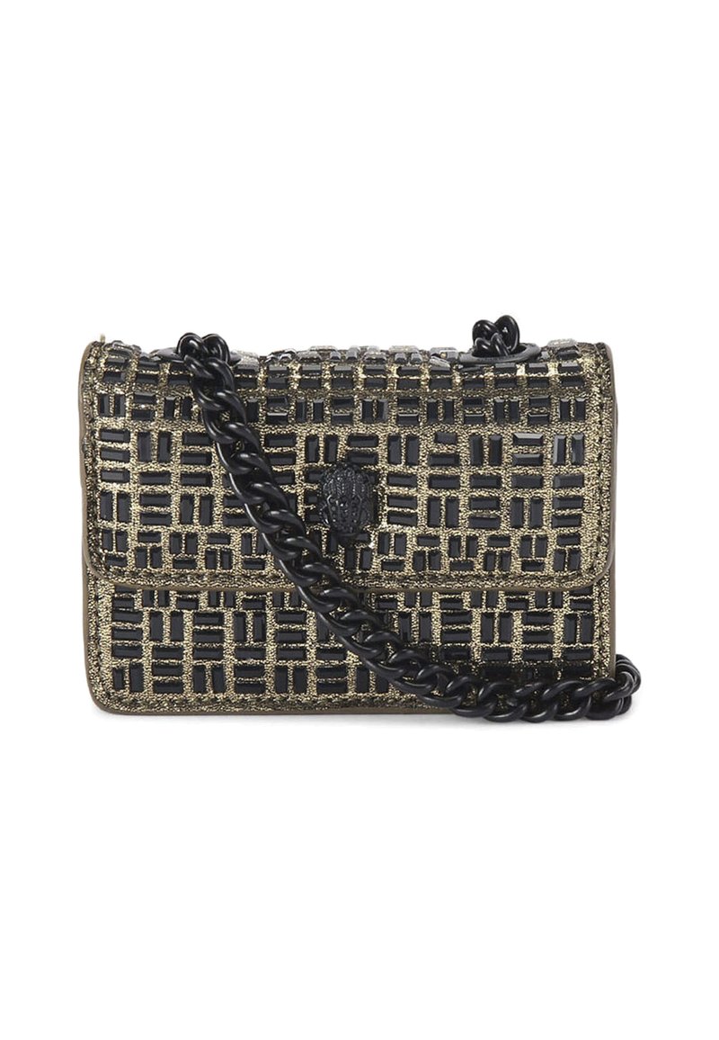 Petit sac à épaule rectangulaire noir et or à motif, avec une chaîne noire en bandoulière et un emblème de tête de lion sur le rabat avant.