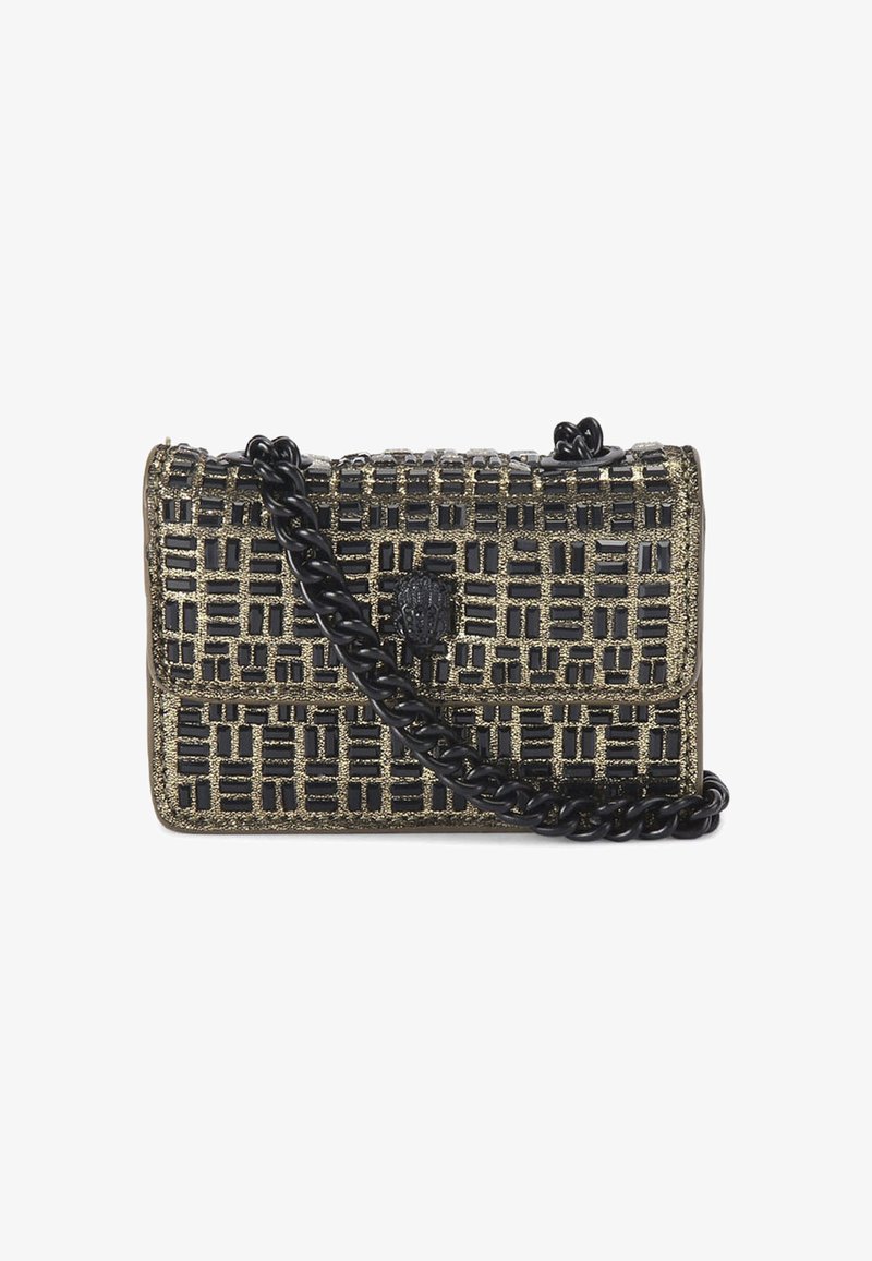 Petit sac à épaule rectangulaire noir et or à motif, avec une chaîne noire en bandoulière et un emblème de tête de lion sur le rabat avant.