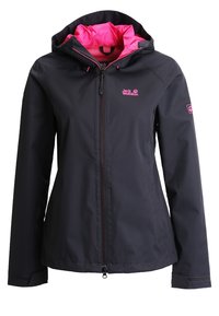 Veste d'extérieur noire avec doublure intérieure rose, fermeture éclair avant, capuche et logo Jack Wolfskin sur la poitrine et la manche.