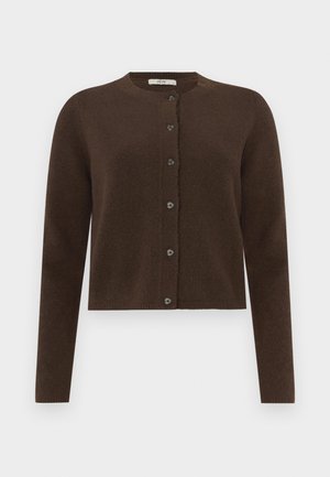 Cardigan en tricot marron avec un col rond, fermeture par boutons et manches longues. Présente une texture douce et de subtils détails côtelés.