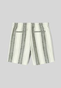 Shorts rayés beiges et gris avec une taille élastique, deux poches arrière et une texture semblable à du lin.