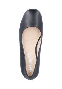Zapato plano de mujer de cuero negro tipo slip-on con punta redonda y plantilla acolchada beige de la marca "rieker antistress", visto desde arriba.
