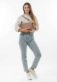 SURI FREY UMHÄNGE DEBBY - Käsilaukku - darktaupe