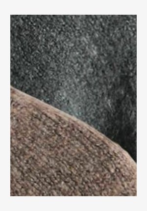 Textúrovaná tkanina v odtieňoch sivej a hnedej, s hladkým zakrivením a mierne chlpovitým povrchom. Pozadie je tmavšie, matné.