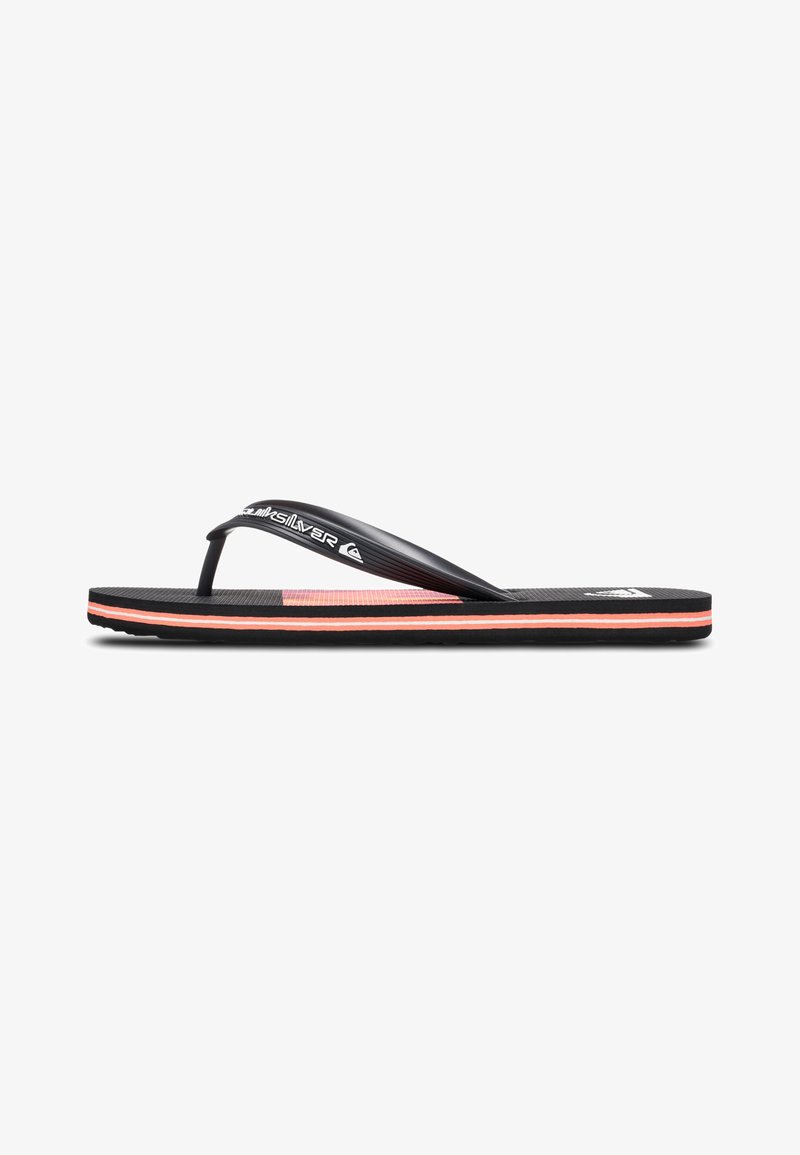 Svart flip-flop med texturerad fotbädd, orange detaljer och en logotyp på remmen. Har en smal, ergonomisk design för komfort.