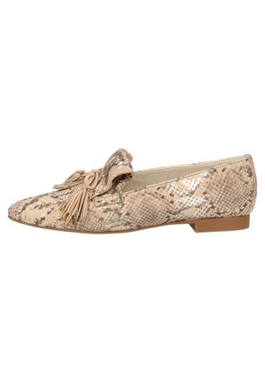 Mocasines de serpiente en color beige con puntera puntiaguda, que presentan un lazo decorativo y borlas en la parte delantera, y un bajo tacón rectangular.