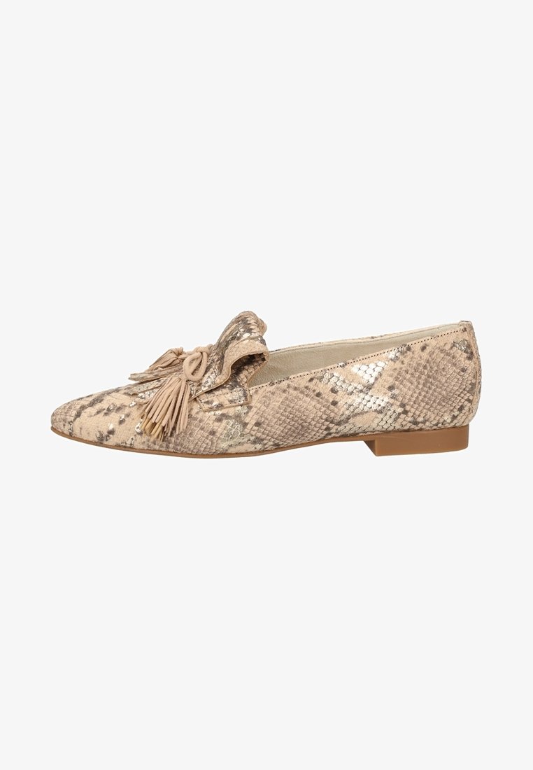 Mocassins en imprimé serpent beige avec un bout pointu, ornés d'un nœud décoratif et de glands à l'avant, et d'un petit talon rectangulaire.