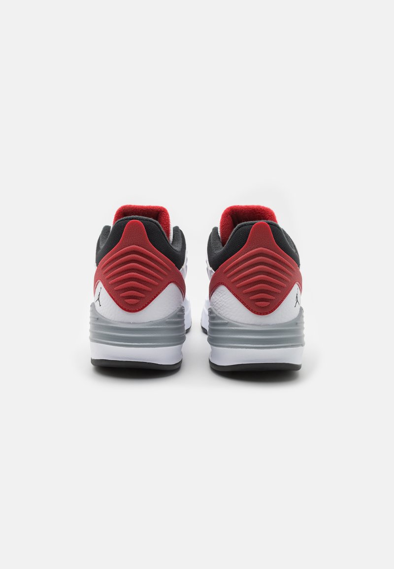 Zapatillas deportivas blancas con un collar de malla roja y negra, una tapa de talón texturizada roja y una entresuela gris, con un pequeño logo en el lateral.