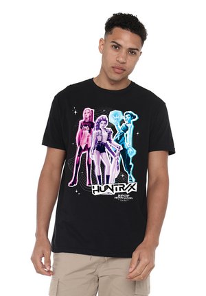 NETFLIX, KPOP DEMON HUNTERS HUNTRIX SCRAPBOOK HOMAGE - Print T-shirt - black