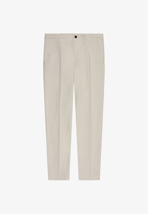 Beige rechte broek met knoopsluiting aan de voorkant, riemlussen, zijzakken en plooidetails langs de pijpen.