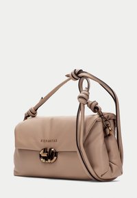 Bolso de cuero beige con forma redondeada, asa de hombro anudada y cierre en tono dorado con el nombre de la marca "HISPANITAS" grabado.