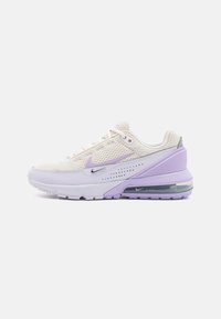 Nike Air Max tenisice s bijelim mrežastim gornjištem s ljubičastim akcentima, debelim međusolem i vidljivom zračnom jedinicom za udobnost.