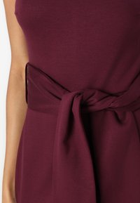 Anna Field HIGH BOATNECK SHORT SLEEVES WIDE KNOT BODYCON DRESS - Džersio suknelė - bordeaux