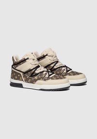 Zapatillas altas de cuero y lona con un patrón de monograma marrón y acentos beige, cordones negros y suelas blancas.