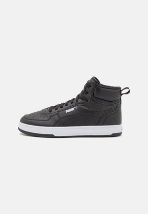 Fekete magas szárú sneakers, szintetikus bőrből készült, fehér talppal, texturált részletekkel, perforációkkal és logóval az oldalon.