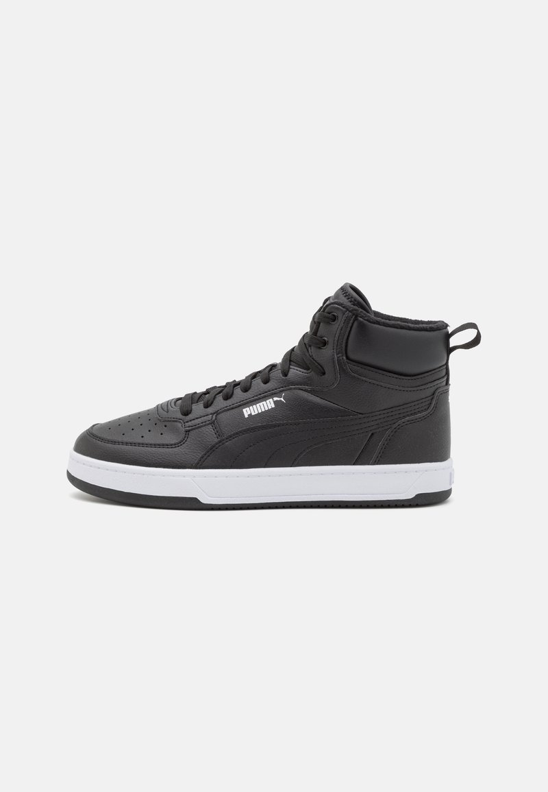 Zapatillas altas negras hechas de cuero sintético, con una suela blanca, acentos texturizados, perforaciones y detalle de logo en el costado.