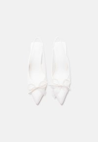 Λευκά slingback παπούτσια με μυτερή μύτη, διακοσμημένα με φιόγκους από πέρλες και τούλι σε κάθε μύτη, εμφανιζόμενα από πάνω σε λευκό φόντο.