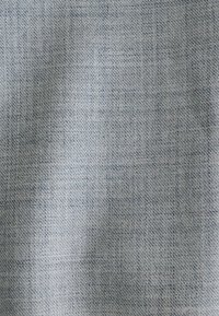 Tissu tissé bleu clair avec une texture lisse, présentant un motif de grille subtil et une apparence douce et respirante.