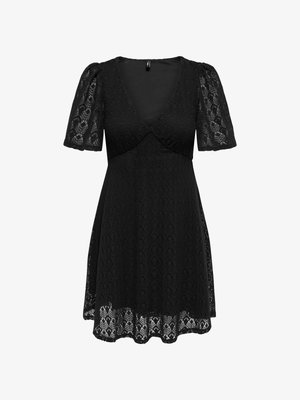 Melna mežģīņu kleita līdz ceļiem ar īsām pūkainām piedurknēm, V veida izgriezumu un piegulošu vidukli, kas visā kleitā izrotāta ar ziedu mežģīņu rakstu.