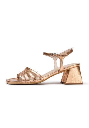 Sandalia metálica para mujer en color oro rosa, con tacón bajo de bloque, correa ajustable en el tobillo y múltiples tiras frontales sobre los dedos.