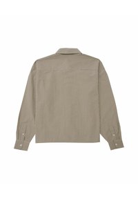 Langärmliges Hemd in einem braun-beigen Karomuster, mit einem spitzen Kragen, Knopfmanschetten und Rückenpasse. Glattes, gewebtes Material.