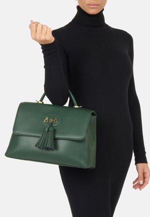 Borsa a tracolla verde in pelle con chiusura a pattina, accessori in oro e dettagli con nappina. Texture liscia e forma rettangolare strutturata.