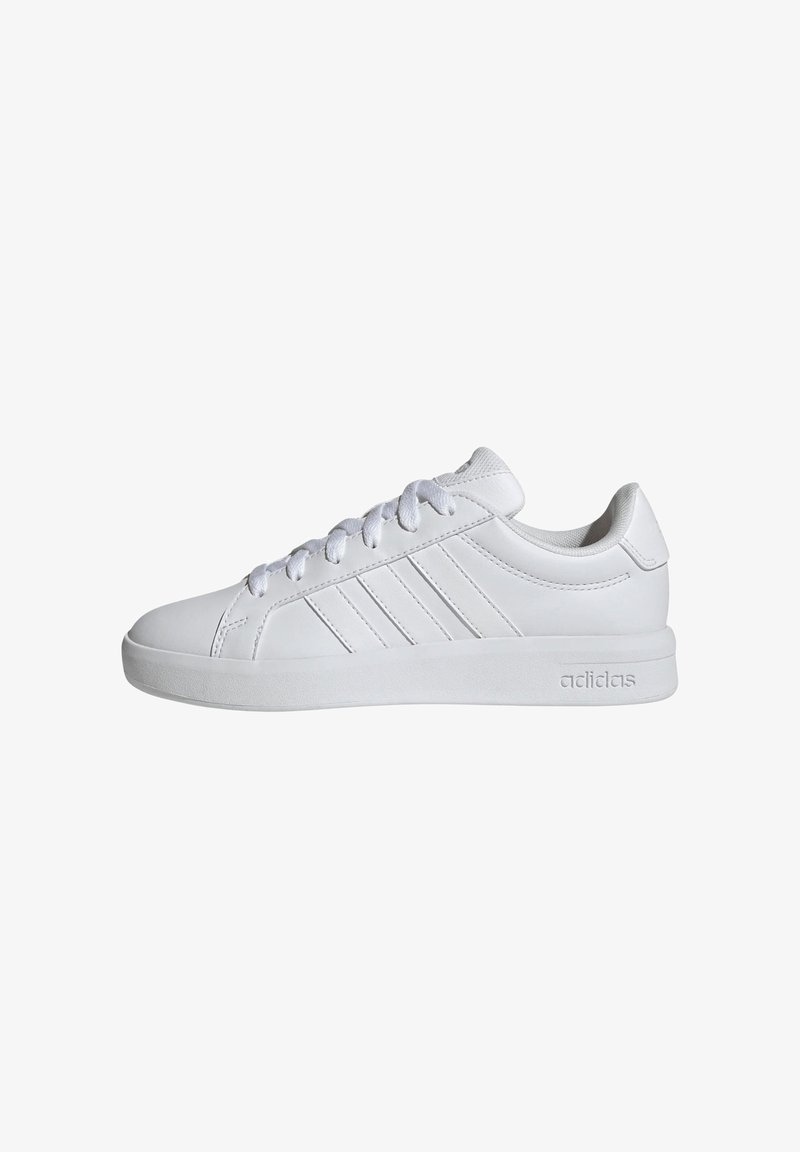 Basket basse blanche Adidas avec trois bandes sur le côté, fermeture à lacets et semelle marquée, montrée de côté extérieur.