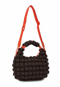 Bolso acolchado negro con textura fruncida, con un asa corta y una correa larga ajustable de color naranja. Incluye detalle de cierre de cremallera.