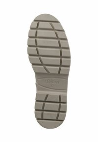 Suola di scarpa in gomma bianca con un pattern di grip testurizzato. Presenta il marchio in rilievo "s.Oliver" e la taglia "37". Progettata per trazione e durata.