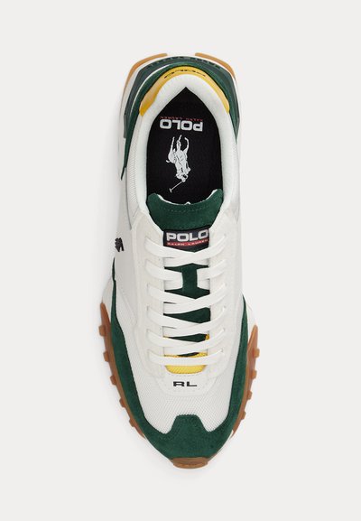 Valge, rohelise ja kollase värvusega Polo Ralph Laureni paeladega tennisesaabas, pruun talla ja kinga sees oleva polaomängija logoga.