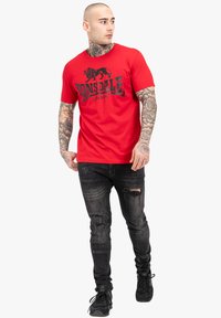 Lonsdale NORMALE PASSFORM LOGO - Nyomott mintás póló - red black