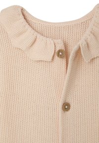 Helle rosa Strickjacke mit Rüschenausschnitt und Holzknopfverschluss. Texturiertes Gewebe mit einem gewebten Muster.