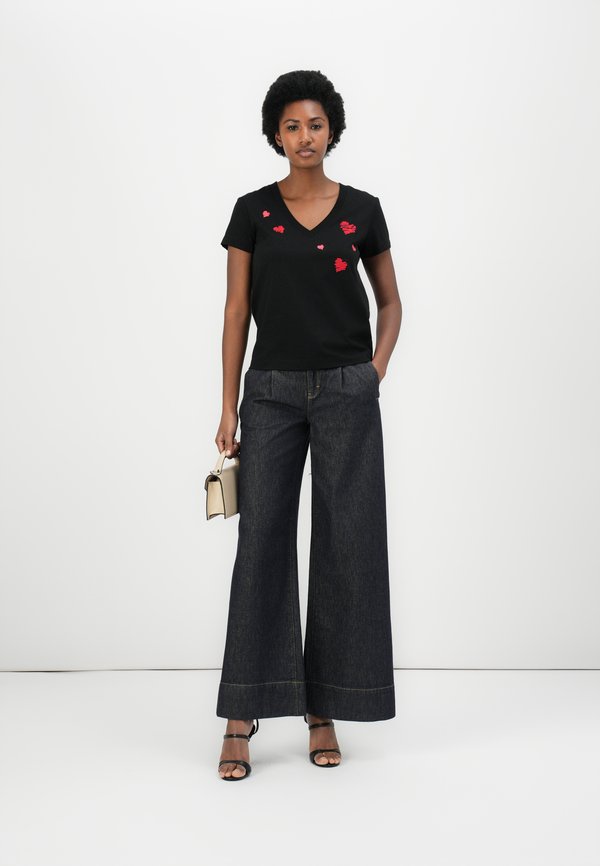 HEARTS V-NECK - Print T-shirt3