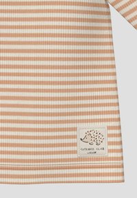 Gestreiftes Langarmhemd aus weichem Rippmaterial in hellbeigen und pfirsichfarbenen Tönen. Mit einem Igel-Patch und dem Branding "Cuteness Club".