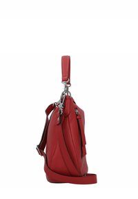 Borsa in pelle rossa con finitura testurizzata, hardware in argento, una maniglia corta e una lunga tracolla. Presenta una tasca con zip sul lato.