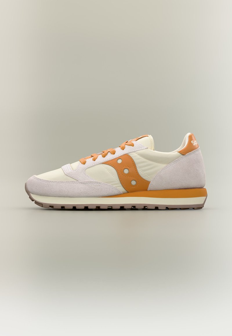 Χαμηλής προφίλ αθλητικό παπούτσι σε κρεμ και πορτοκαλί με σουέτ λεπτομέρειες, πορτοκαλί κορδόνια και υφασμένο ελαστικό πάτο, εμφανιζόμενο από την δεξιά πλευρά.