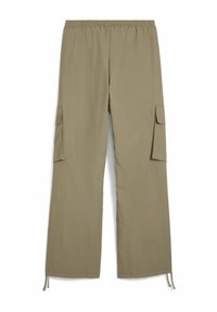 Cargo hlače v olivno zeleni barvi, z elastičnim pasom, ohlapnim krojem, stranskimi cargo žepi in nastavljivimi vrvicami na robu.