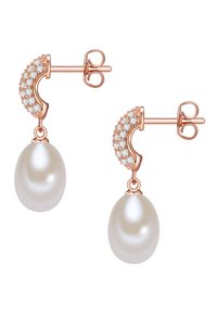 Örhängen i roséguld med en svängd design prydd med små klara ädelstenar som stödjer en stor vit pärla som hänger ned.