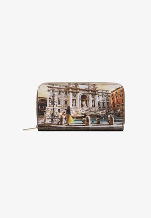 Portafoglio con chiusura a zip che presenta una stampa di una donna in una gonna gialla alla Fontana di Trevi a Roma, Italia.