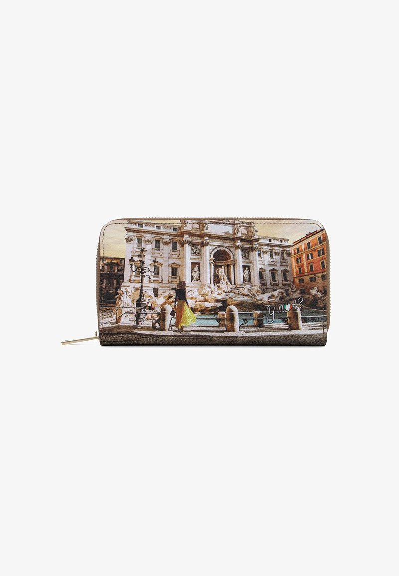 Portafoglio con chiusura a zip che presenta una stampa di una donna in una gonna gialla alla Fontana di Trevi a Roma, Italia.