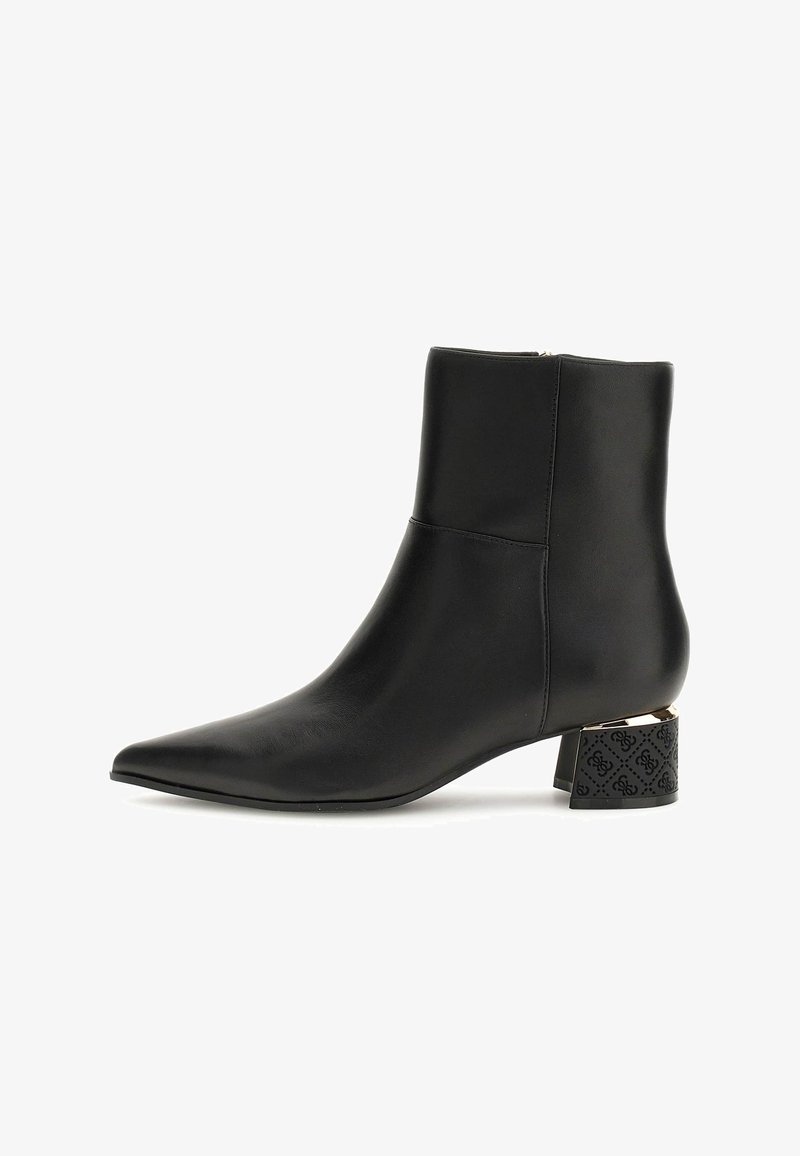Bottine en cuir noire avec un bout pointu et un petit talon carré, présentant un design noir texturé et des accents en or.